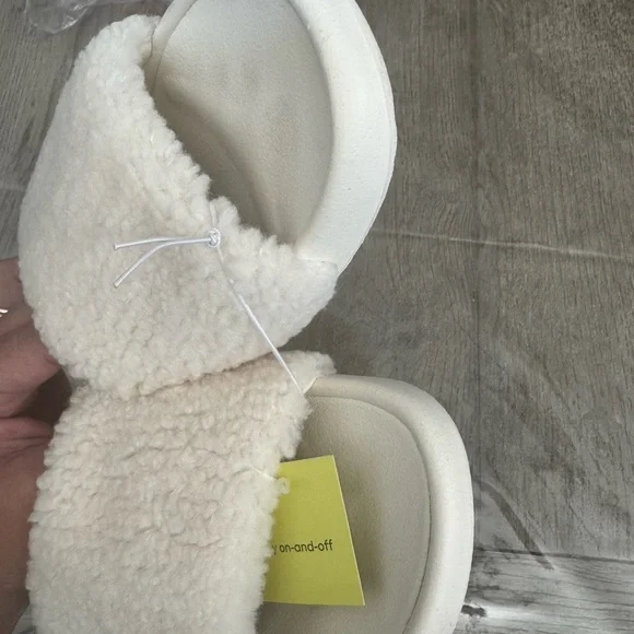 All in motion slip ons size 8 NWT - Picture 4 of 5